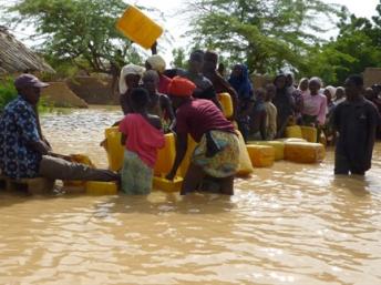 A Niamey, capitale du 
Niger, les habitants sont évacués à cause de la montée exceptionnelle des eaux 
du fleuve