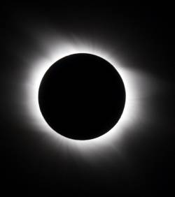 Une 
éclipse annulaire de Soleil visible vendredi 15 Janvier 2010 plonge l'Afrique du 
Centre à l’Est, et l'Asie dans l'obscurité