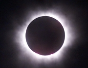 Une 
éclipse annulaire de Soleil visible vendredi 15 Janvier 2010 plonge l'Afrique du 
Centre à l’Est, et l'Asie dans l'obscurité