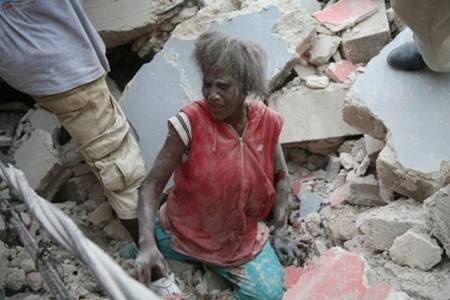 Une 
femme au milieu des décombres à Haïti ravagée par un séisme le 12 janvier 2010 - 
AFP - Lisandro Sue