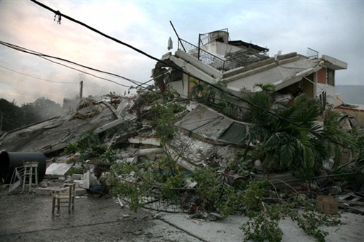 Un bâtiment détruit à Port-au-Prince par le tremblement de terre qui a fait des centaines de victimes