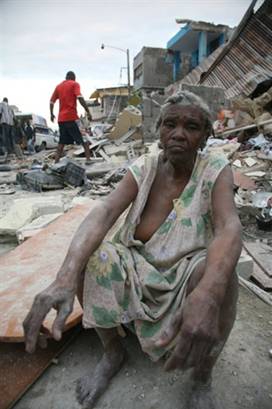 Une femme assise parmi des décombres à Port-au-Prince après le tremblement de terre (AFP PHOTO - Lisandro SUERO )