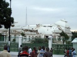 voir_le_zoom : Le palais présidentiel détruit le 12 janvier 2010 par le séisme qui a ravagé Haïti