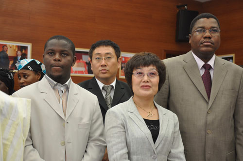 Le vice-président de RCI Wang Dongmei,le président de la Radio R&M Abdou Razak(à gauche), le president de ONC Abdourahamane Ousmane(à droite)et Jiang Tao, directeur du service de français de RCI.