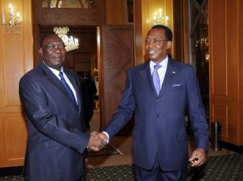 Le président tchadien 
Idriss Déby Itno (D) reçoit le président de la transition centrafricaine Michel 
Djotodia, le 14 mai 2013 à Ndjamena