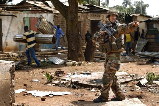Militaire français dans le quartier 
de Miskin, à Bangui, le 3 février 2014.  AP/JÉRÔME DELAY