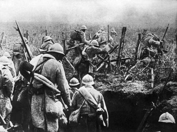 Des soldats français dans leurs tranchées durant la bataille de Verdun, en 1916