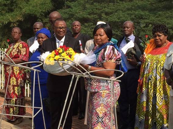 Clment Anicet Guiyama et Brigitte Izamo Balipou, conseillers politique et juridique de la prsidente centrafricaine Catherine Samba-Panza, dposent une gerbe au Mmorial du gnocide rwandais  Kigali, dbut janvier 2016