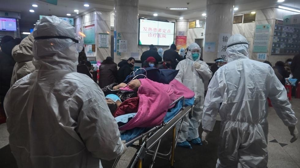 Du personnel médical arrive avec un patient atteint du coronavirus à l'hôpital de 
la Croix-Rouge de Wuhan le 25 janvier 2020 (image d'illustration)