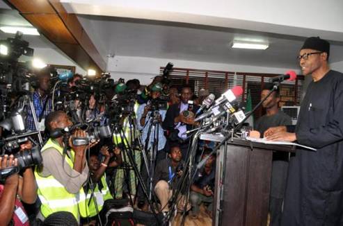 Le président élu du Nigeria 
Muhammadu Buhari s'adresse à la presse le 1er avril 2015 à Abuja
