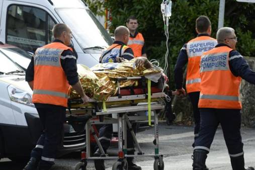 Des blessés 
de la collision qui a eu lieu sur une départementale près de Libourne sont évacués par des secouristes le 23 octobre 2015