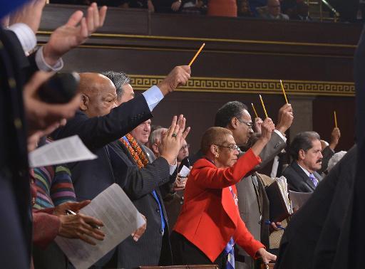 Des lus brandissent des crayons lors du discours 
du prsident amricain Barack Obama sur l'Etat de l'Union devant le Congrs, le 
mardi 20 janvier 2015  Washington.