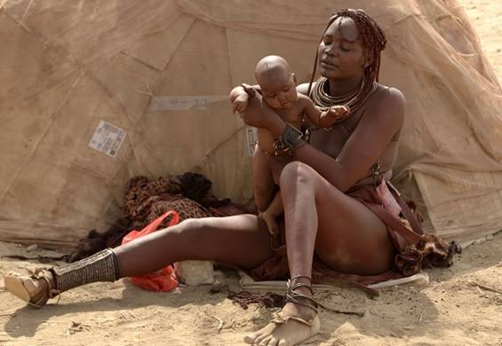 En Namibie, les femmes de la tribu Himba doivent souvent parcourir jusqu 100 kilomtres pour accoucher dans un tablissement de sant. OMS