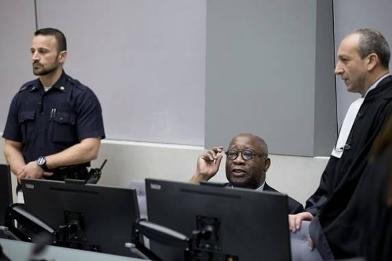 Laurent Gbagbo et son avocat Emmanuel Altit, le 28 janvier, attendent le début du procès devant la Cour pénale internationale de La Haye