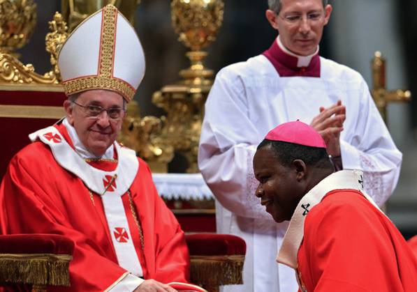 Le pape Franois en compagnie de Mgr Nzapalainga, au Vatican en 2013
