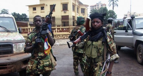 Enfants-soldats combattant dans les rangs de la Séléka à Bangui le 26 mars 2013