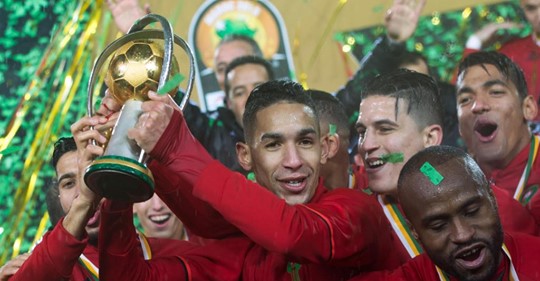 Les Marocains soulevant le trophée remis aux vainqueurs du CHAN 2018