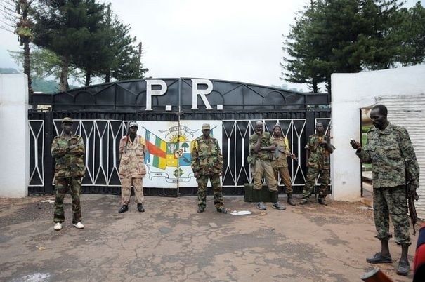 Des rebelles du Séléka devant le Palais présidentiel à Bangui, le 25 mars 2013 - afp.com/Sia Kambou