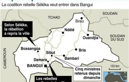 Des membres de la 
coalition rebelle Séléka tiennent une position près de Damara, en Centrafrique 
(Photo Sia Kambou. AFP)