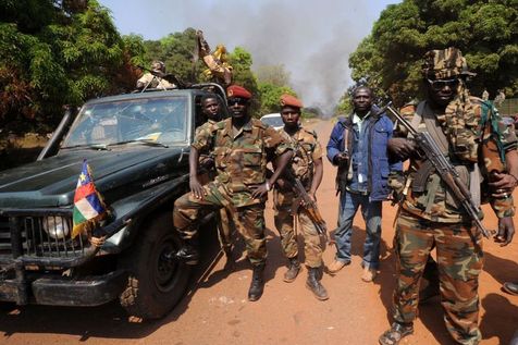 Des rebelles du Séléka près de Darma, en Centrafrique, le 10 janvier 2013 (Photo Sia Kambou. AFP)