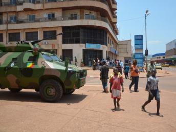 Un véhicule blindé 
léger de l'armée congolaise (membre de la Fomac), stationné dans le centre de 
Bangui à proximité d'une banque, le 3 avril 2013. - AFP PHOTO / Patrick 
Fort