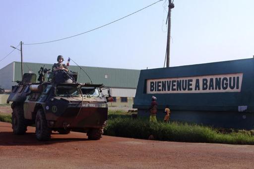 Reuters - Soldats français près de l'aéroport de M'poko à Bangui. La France augmentera d'ici la fin de l'année le nombre de ses troupes déployées en République centrafricaine, plongée dans le chaos depuis le mois de mars, a déclaré dimanche le ministre des Affaires étrangères Laurent Fabius en visite à Bangui. /Photo prise le 28 mars 2013/REUTERS/Alain Amontchi