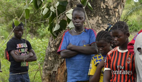 Des Chrétiens regardent les corps de cinq personnes tuées lors d'affrontements avec les troupes françaises de la force Sangaris à Grimari en Centrafrique le 20 avril 2014