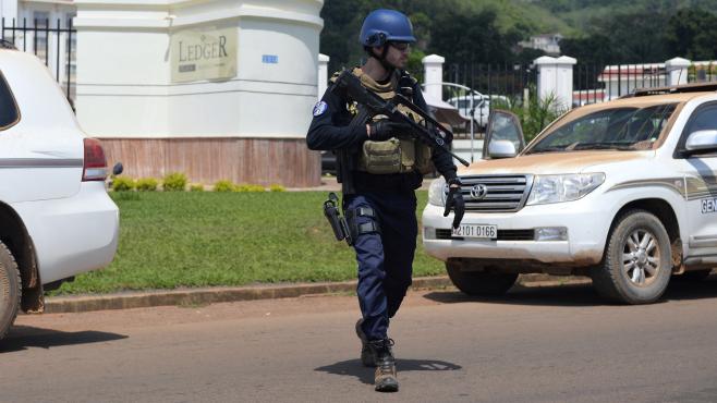 Un gendarme mobile français, membre des troupes de la mission militaire européenne en Centrafrique, l'Eufor, le 9 avril 2014 à Bangui (Centrafrique)
