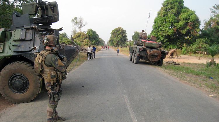Des soldats français membres de l'opération Sangaris gardent l'entrée de Sibut, le 1er février 2014