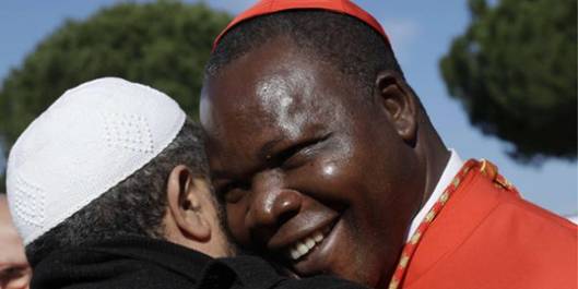 Le nouveau cardinal Dieudonne Nzapalainga dans les bras de Sekekh Taib, vice-président de la Fédération des musulmans d'Italie, lors de son arrivée à la mosquée de Rome, le 22 novembre 2016