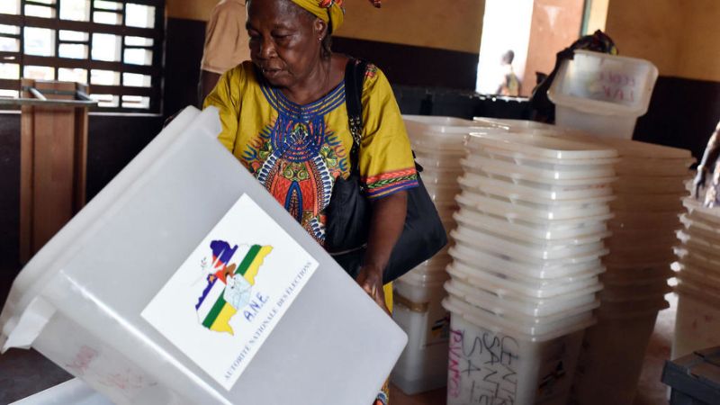Ultimes vrifications du matriel de vote,  la veille du scrutin en 
Centrafrique, le 29 dcembre 2015,  Bangui.