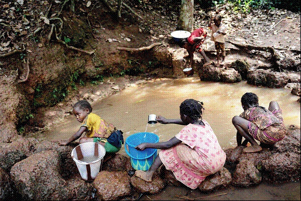Siwa, Préfecture du Mbomou. Il n'y a qu'une source d'eau, brune, pour toutes les personnes déplacées et villageois sur le site de déplacés internes de Siwa. ©OCHA / A. Surprenant