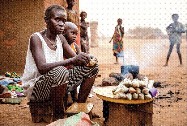 Batangafo, Préfecture de l'Ouham. Philomène Ngombe, 50 ans, mère de huit enfants, prépare à manger devant sa maison sur le site de personnes déplacées internes. ©OCHA / A. Surprenant