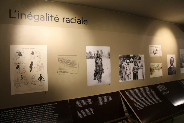 Parmi les photos et objets présentés dans l'exposition au Mémorial de la Shoah, on peut voir ce panneau d'école allemand montrant la vie des autochtones dans la colonie.