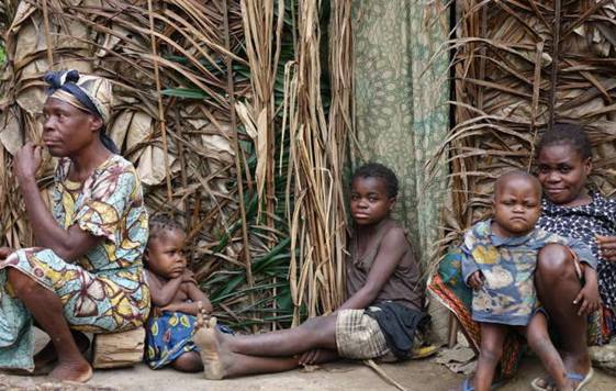 Une famille baka dans le nord du Congo-Brazzaville. SURVIVAL INTERNATIONAL