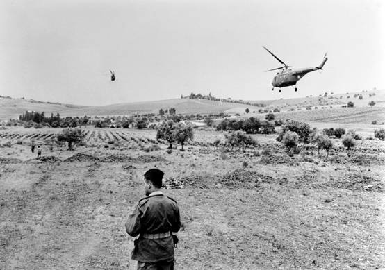 Des hlicoptres survolent la valle de la Soummam en Mai 1956