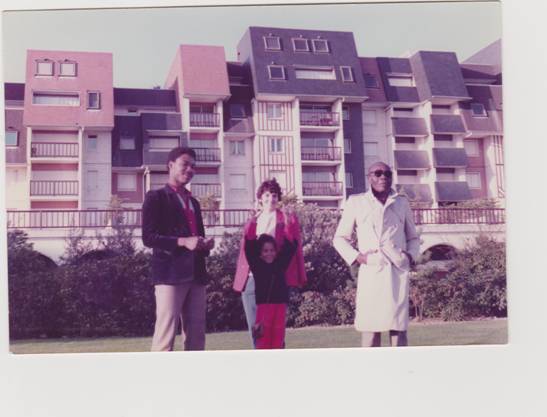 Le Patriarche et Chef Alphonse Kngba en famille  Cabourg en France septembre 1983