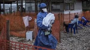 Un medecin avec un bb dans les bras, peut-tre infect par le virus Ebola   Butembo, en Rpublique Dmocratique du Congo, le 4 novembre 2018