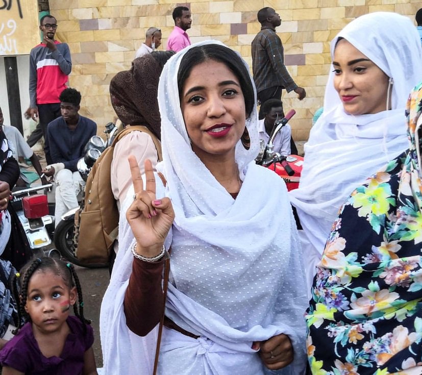 CETTE FEMME VÊTUE DE BLANC, ALAA SALAH, EST L’ICÔNE DE LA CONTESTATION AU SOUDAN